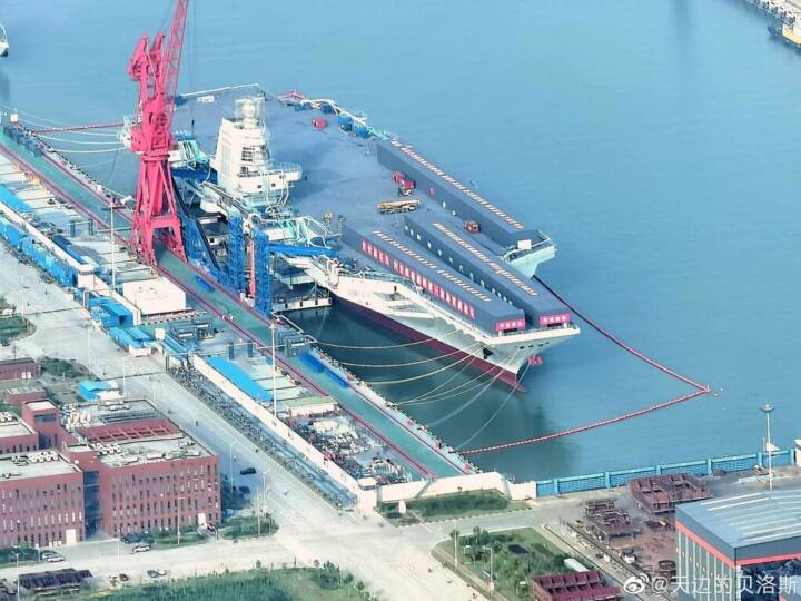 चीनी स्टेट मीडिया ने हाल ही में चीन की अब तक मोस्ट एडवांस्ड एयरक्राफ्ट करियर की नई तस्वीरें दुनिया को दिखाई है. इस एयरक्राफ्ट करियर में नेक्स्ट जनरेशन के लॉन्च ट्रैक भी शामिल हैं जो अपने डेक से किसी भी रेंज के प्लेन को पकड़ सकते हैं.