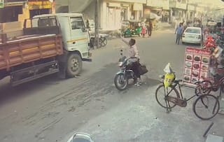Surat News: ડિંડોલીમાં ભયંકર અકસ્માત, રોડ ક્રોસ કરતા બાળકના હાથ પર ફરી વળ્યો ટેમ્પો,ઘટના સીસીટીવીમાં કેદ