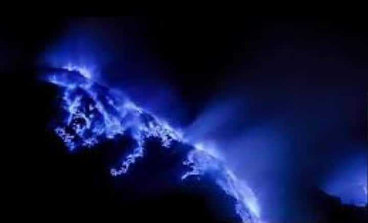 স্থানীয়রা এই নীল রংয়ের লাভাকে ‘Api Biru’ অর্থাৎ নীল আগুন বলে উল্লেখ করেন। দিনভরই যদিও এই দহন প্রক্রিয়া চলে, কিন্তু দিনের বেলা রং দেখা যায় না। ছবি: ভিডিও ফুটেজ থেকে সংগৃহীত।