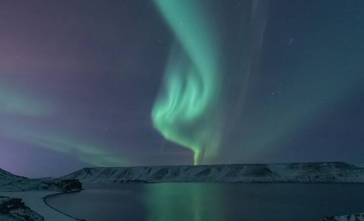 নর্দার্ন লাইটস: সমুদ্রে বা ভূপৃষ্ঠের উপরেই নয়, মেরু অঞ্চলে রাতের আকাশ দেখেও অভিভূত হয়ে যান অনেকে। কারণ সেখানে রাতের আকাশে সবুজ-নীল মেরুজ্যোতি দেখা যায়। সাধারণত সৌরঝড় থেকে নির্গত ইলেকট্রন এবং প্রোটন পৃথিবীর বায়ুমণ্ডলের সংস্পর্শে এলে, বায়ুমণ্ডলের উপরিস্তরের গ্যাসের সঙ্গে তাদের ঘষা লাগে। তা থেকেই আগুনের ফুলকির মতো আলোর ছটা তৈরি হয়। একই সময়ে এমন লক্ষ লক্ষ ফুলকি তৈরি হলে, তা মেরুজ্যোতির আকার ধারণ করে, যা চোখের সামনে কার্যতই নেচে বেড়ায়। ছবি: পিক্সাবে।