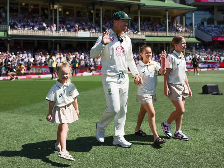 David Warner took field with his three daughter for Farewell Test AUS vs PAK Sydney Test AUS vs PAK Sydney Test: फेयरवेल टेस्ट में बेटियों संग मैदान में उतरे डेविड वॉर्नर, तालियों से गूंजा पूरा स्टेडियम