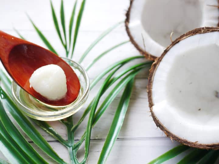 Uses of Coconut oil : नारळाच्या तेलात अर्थात खोबरेल तेलात भरपूर पोषक असतात. यामुळे शरीराशी संबंधित अनेक समस्या दूर करण्यासाठी याचा वापर केला जातो.