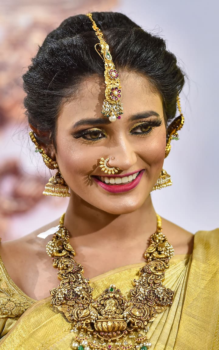 প্রায় প্রতিদিনই ওঠানামা করে তা কিন্তু বুঝবেন কীভাবে আজ বাজারে সোনা-রুপোর সঠিক দাম কত চলছে? দোকানে যাওয়ার আগে যাচাই করে নেবেন কীভাবে? দাম ঠিক না ভুল? মুশকিল আসান এবিপি লাইভ বাংলায়। প্রতিদিন সোনা-রুপোর (Silver Price in Kolkata) দাম কেমন চলছে, এক ক্লিকেই জেনে নিতে পারবেন তা।