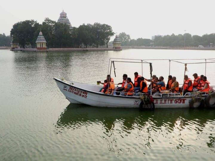 மதுரை வண்டியூர் தெப்பக்குளத்தை உள்ளூர் மக்கள் மட்டுமின்றி வெளியூர் மற்றும் வெளிநாட்டைச் சேர்ந்த ஏராளமானோர் பார்வையிட்டு செல்கின்றனர். இதனால் ஏராளமானோர் படகு சவாரி செய்து வருகின்றனர்.