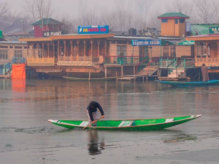 Kashmir Weather: देशभर के कई राज्यों में शीतलहर थमने का नाम नहीं ले रही हैं. इस बीच धरती का स्वर्ग कहे जाने वाले कश्मीर में कोहरे की घनी चादर नजर आ रही है.