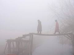 Weather Today: नए साल में इतना गिरा पारा, जम गई झील, तस्वीरों में देखें कैसे ठिठुर रहा उत्तर भारत