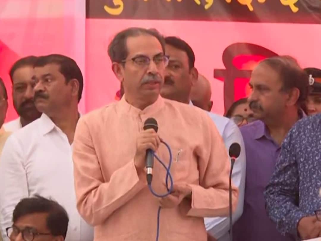Uddhav Thackeray : तुमचा हात सरकारच्या कानाखाली आपटल्यावर केवढा आवाज होईल? अंगणवाडी कर्मचाऱ्यांच्या मोर्चात ठाकरेंचा हल्लाबोल Uddhav Thackeray chief of Shiv Sena UBT slams Maharashtra government on issue of Anganwadi and asha workers morcha in Mumbai Maharashtra Uddhav Thackeray : तुमचा हात सरकारच्या कानाखाली आपटल्यावर केवढा आवाज होईल? अंगणवाडी कर्मचाऱ्यांच्या मोर्चात ठाकरेंचा हल्लाबोल