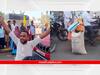 Latur: आरटीओकडून होणाऱ्या अडवणुकीला शेतकरी कंटाळला, लातुरात भर चौकात सोयाबीनची उधळण करत संताप व्यक्त