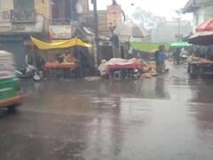 Varanasi Rain: वाराणसी में बारिश ने बढ़ाई सर्दी, सुबह से छाए घने बादल, आम जनजीवन अस्त-व्यस्त, देखें- तस्वीरें