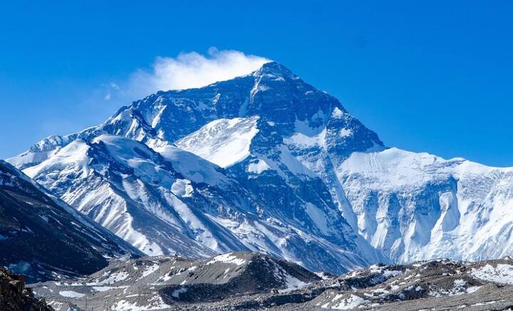 মাউন্ড এভারেস্ট: ভূখণ্ড জুড়ে রাজকীয় উপস্থিতি। একবার তাকিয়ে চোখ ফিরিয়ে নেওয়া যায় না। পৃথিবীর মাটিতে গজিয়ে ওঠা সর্বোচ্চ পর্বত মাউন্ট এভারেস্টের মহিমা এমনই। হাওয়াইয়ের মাউন্ট কিয়ার উচ্চতা যদিও বেশি, কিন্তু তার অধিকাংশই জলের নিচে। তাই হিমালয় পর্বতমালার অংশ মাউন্ট এভারেস্ট প্রকৃতির বেনজির সৃষ্টি। ছবি: পিক্সাবে।