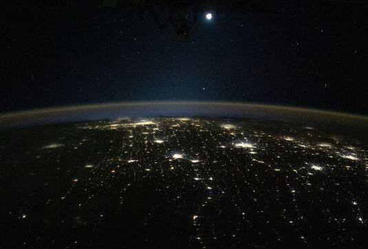 नासा ने पृथ्वी की सतह के ऊपर मौजूद चंद्रमा की तस्वीर शेयर की है. इस तस्वीर में स्पेस के शानदार दृश्यों को देखा जा सकता है. तस्वीर में चंद्रमा पृथ्वी की सतह के लगभग मध्य में है.