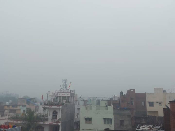 सुबह हुईं बारिश के बाद आम जनजीवन भी प्रभावित होता देखा जा रहा है. इस बूंदाबादी से न केवल ठंड में बढ़ोतरी देखी जा रही है बल्कि लोगों के दैनिक कामकाज पर भी खासा प्रभाव पड़ा है.