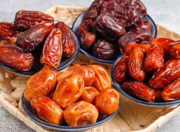 ਇਸ ਲਈ ਰੋਜ਼ਾਨਾ ਖਜੂਰ ਖਾਣ ਨਾਲ ਅਨੀਮੀਆ ਵਰਗੀ ਸਮੱਸਿਆ ਦੂਰ ਹੋ ਜਾਂਦੀ ਹੈ ਅਤੇ ਸਾਡਾ ਸਰੀਰ ਤੰਦਰੁਸਤ ਰਹਿੰਦਾ ਹੈ।