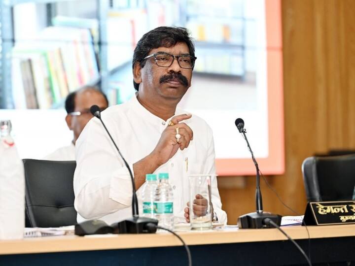 ED ने झारखंड के CM हेमंत सोरेन को भेजा नोटिस, दूसरे राउंड की पूछताछ के लिए बुलाया ED sent notice to Jharkhand CM Hemant Soren called for second round of questioning ED ने झारखंड के CM हेमंत सोरेन को भेजा नोटिस, दूसरे राउंड की पूछताछ के लिए बुलाया