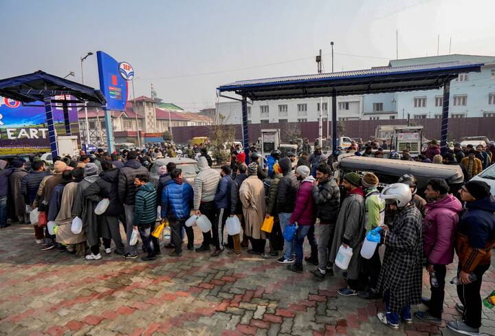 परराज्यातून येणाऱ्या गाड्या कमी आल्या. राज्यातून 400 ते 425 गाड्याच एपीएमसीत आल्या. नेहमीपेक्षा 100 ते 150 गाड्यांची आवक कमी झाली. त्यामुळे भाजीपाला 20 ते 25 टक्के महागला. (Photo Credit : PTI)