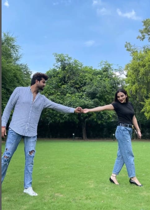 ਦੱਸ ਦੇਈਏ ਕਿ ਗਾਇਕ ਆਪਣੀ ਪੇਸ਼ੇਵਰ ਦੇ ਨਾਲ-ਨਾਲ ਨਿੱਜੀ ਜ਼ਿੰਦਗੀ ਦੇ ਚਲਦਿਆਂ ਸੁਰਖੀਆਂ ਵਿੱਚ ਰਹਿੰਦਾ ਹੈ। ਪਿਛਲੇ ਸਾਲ ਕਲਾਕਾਰ ਨੇ ਆਪਣੇ ਘਰ ਬੱਚੀ ਦਾ ਸਵਾਗਤ ਕੀਤਾ।