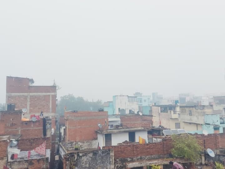 बह से हुई बारिश के बाद वाराणसी के हवाओं में भी सफेद धुंध की चादर का अधिक प्रभाव देखा जा रहा है.