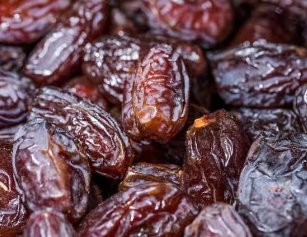 ਖਜੂਰ ਵਿੱਚ ਆਇਰਨ, ਕਾਪਰ, ਵਿਟਾਮਿਨ ਸੀ ਅਤੇ ਵਿਟਾਮਿਨ ਬੀ ਕੰਪਲੈਕਸ ਵਰਗੇ ਤੱਤ ਭਰਪੂਰ ਮਾਤਰਾ ਵਿੱਚ ਪਾਏ ਜਾਂਦੇ ਹਨ ਜੋ ਅਨੀਮੀਆ ਨੂੰ ਦੂਰ ਕਰਨ ਵਿੱਚ ਮਦਦ ਕਰਦੇ ਹਨ। ਆਓ ਜਾਣਦੇ ਹਾਂ ਅਸੀਂ ਇੱਕ ਦਿਨ ਵਿੱਚ ਕਿੰਨੀਆਂ ਖਜੂਰਾਂ ਖਾ ਸਕਦੇ ਹਾਂ...