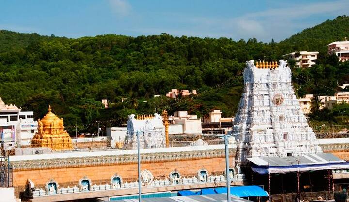 तिरुपति बालाजी मंदिर भी देश के मशहूर मंदिरों में से एक है. यहां पर भी आप बरमूडा, शॉर्ट्स या फिर जींस में एंट्री नहीं कर सकते हैं.