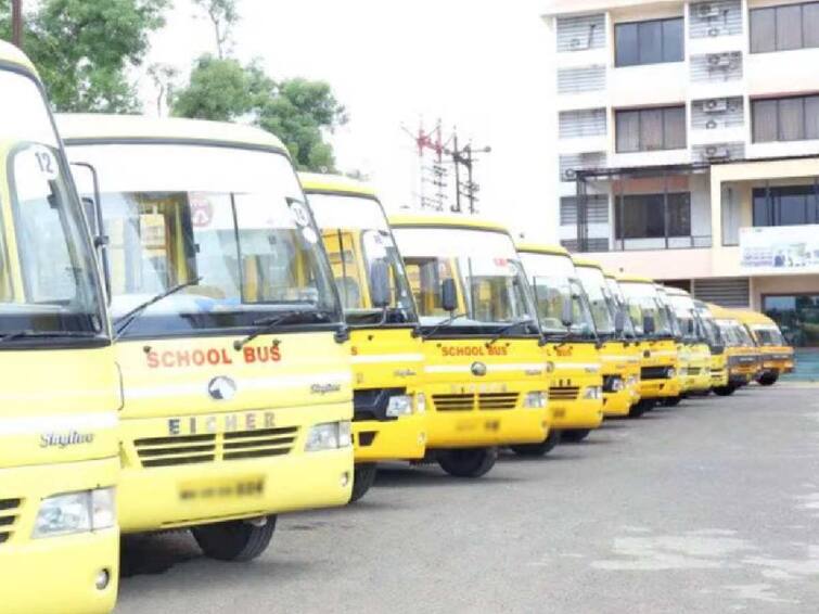 Nagpur School Bus one day strike of school bus association against hit and run law maharashtra news Nagpur School Bus : ट्रक आणि टँकर चालकांच्या संपानंतर आता नागपुरात स्कूल बस संघटनेची संपाची हाक; शाळेत सोडण्यासाठी पालकांची एकच तारांबळ