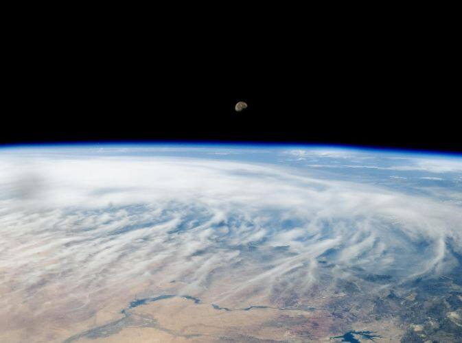 आईएसएस पर सवार अंतरिक्ष यात्री अक्सर पृथ्वी और चंद्रमा के शानदार दृश्यों को कैद करते रहते हैं. ऐसी ही एक तस्वीर में पृथ्वी से चंद्रमा को देखा जा सकता है. यह तस्वीर नासा ने इंस्टाग्राम पर शेयर की थी.