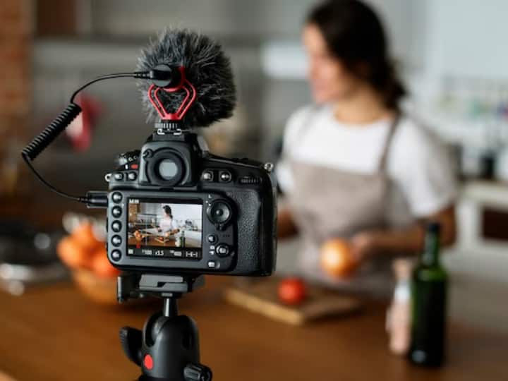 ध्यान दें, जब भी आप कोई भी फ्री की वीडियो या म्यूजिक आदि यूज करें तो क्रेडिट देना न भूले जिससे आपका चैनल और कंटेंट सेफ रहेगा.