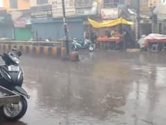 Varanasi Rain: वाराणसी में बारिश ने बढ़ाई सर्दी, सुबह से छाए घने बादल, आम जनजीवन अस्त-व्यस्त, देखें- तस्वीरें