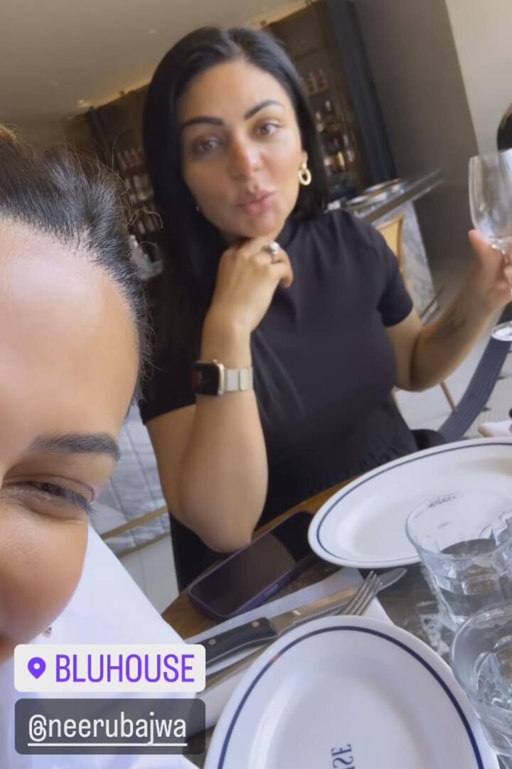 ਪੰਜਾਬੀ ਅਦਾਕਾਰਾ ਨੀਰੂ ਬਾਜਵਾ ਨੇ ਨਵੇਂ ਸਾਲ ਦਾ ਸਵਾਗਤ ਹੌਂਗ ਕੌਂਗ 'ਚ ਕੀਤਾ ਸੀ। ਉਸ ਨੇ ਨਵਾਂ ਸਾਲ ਆਪਣੀ ਭੈਣ ਰੁਬੀਨਾ ਬਾਜਵਾ ਤੇ ਜੀਜੇ ਗੁਰਬਖਸ਼ ਚਾਹਲ ਨਾਲ ਮਨਾਇਆ।