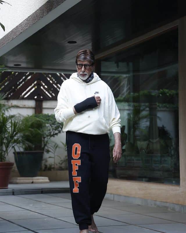 आज हम आपको एक ऐसे सुपरस्टार के बारे में बताते हैं, जिन्होंने अपनी लाइफ में बहुत बुरे दौर का सामना किया है. एक वक्त ऐसा था जब उनके बैंक अकांट में एक भी रुपया नहीं था, लेकिन फिर उन्होंने बहुत मेहनत की और फिर अपने दम पर 3000 करोड़ की संपत्ति बना ली. उनका नाम है अमिताभ बच्चन.