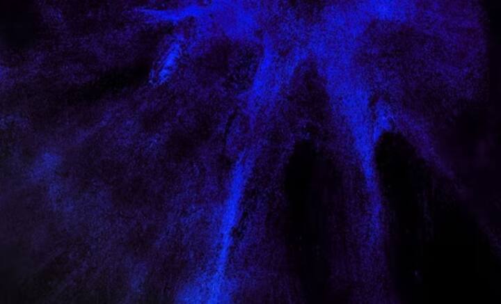 কিন্তু অগ্ন্যুৎপাতের পর উজ্জ্বল নীল রংয়ের লাভার স্রোত বয়ে যেতে দেখেছেন কখনও? তুলির ছোঁয়ায় রাঙানো নয়, উজ্জ্বল নীল রংয়ের এই লাভা প্রকৃতিরই সৃষ্টি। ছবি :ফ্রিপিক।