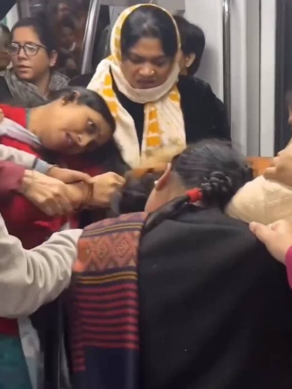 Video: 'महाभारत का मैदान' बना दिल्ली मेट्रो, महिलाओं के बीच जमकर हुई मारपीट