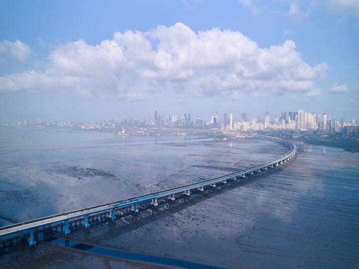 Mumbai Trans Harbour Link toll 250 rs Maharashtra government approve in cabinet meeting marathi news Mumbai Trans Harbour Link Toll : सरकारचं ठरलं! शिवडी-न्हावाशेवा सागरी सेतूवर 250 रुपयांचा टोल, मंत्रिमंडळ बैठकीत शिक्कामोर्तब