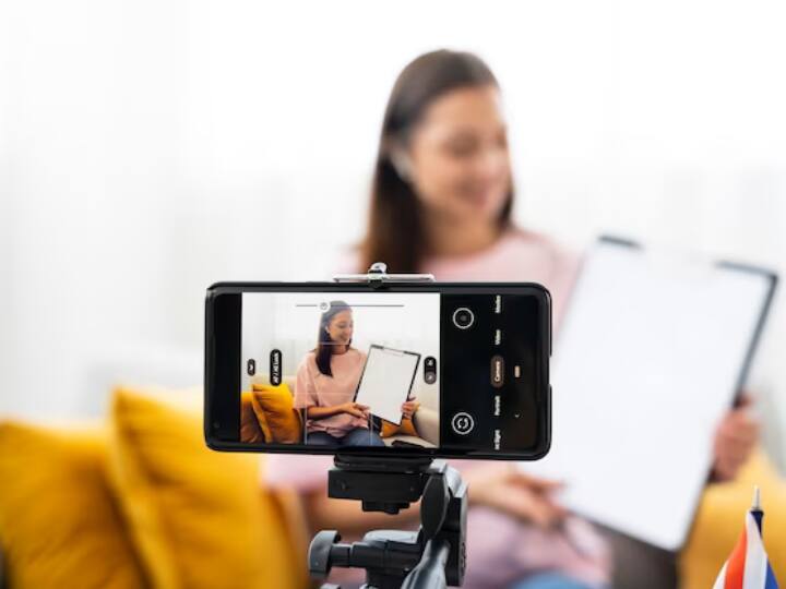 यूट्यूब वीडियो के लिए म्यूजिक का कॉपीराइट फ्री होना बेहद जरुरी है. अगर आप कॉपीराइट वाला म्यूजिक लेते हैं तो इससे चैनल का रेवेन्यू कम हो जाता है और सही तरीके से क्रेडिट न देने पर चैनल पर कॉपीराइट स्ट्राइक भी आ सकती है. क्रेडिट देने के बाद भी आपको वीडियो से वो रेवेन्यू नहीं मिलेगा जो एक कॉपीराइट फ्री म्यूजिक के साथ मिलता.