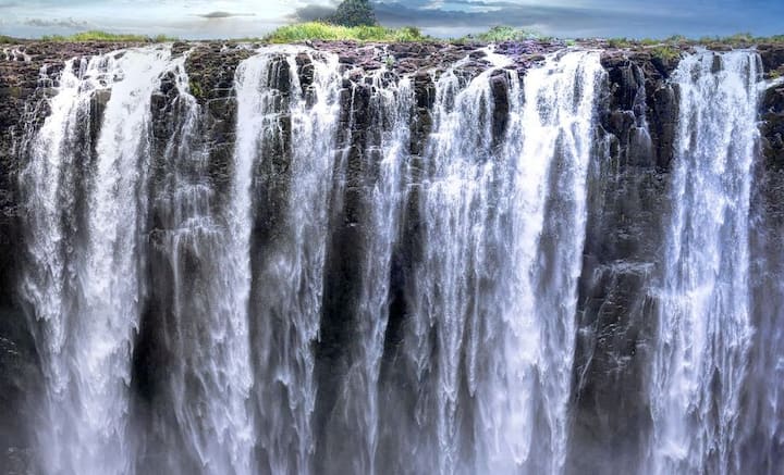 ভিক্টোরিয়া ফলস: পৃথিবীর বৃহত্তম ঝরনা। সব মিলিয়ে প্রস্থ ১ হাজার ৭০৮ মিটার, উচ্চতা ১০৮ মিটার। জাম্বিয়া এবং জিম্বাবোয়ের মধ্যিখানে অবস্থান ভিক্টোরিয়া ফলসের। এই ঝরনা থেকেই জাম্বেজি নদীর সৃষ্টি। ছবি: পিক্সাবে।
