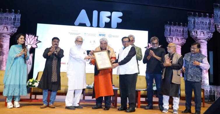It depends on the directors what kind of films they want to make for the people: Javed Akhtar નિર્દેશકો પર નિર્ભર છે કે તેઓ લોકો માટે કેવા પ્રકારની ફિલ્મો બનાવવા માંગે છેઃ જાવેદ અખ્તર