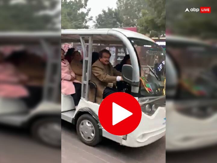 Union Minister SP Singh Baghel drive Electric Golf Cart in Taj Mahal Agra to give save environment message Watch: केंद्रीय मंत्री एसपी सिंह बघेल ने पर्यटकों को कराया ताज का दीदार, देखें वीडियो