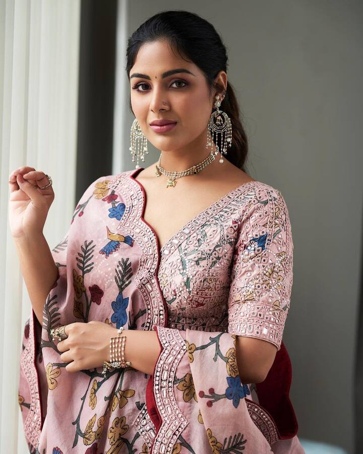 మాస్టారూ.. మాస్టారూ అంటూ ఎక్కడ చూసినా ఈ భామ జపమే చేసింది తెలుగు యువత. అలాగే విరూపాక్షలో కూడా ఎవరూ ఊహించని క్యారెక్టర్ చేసింది.