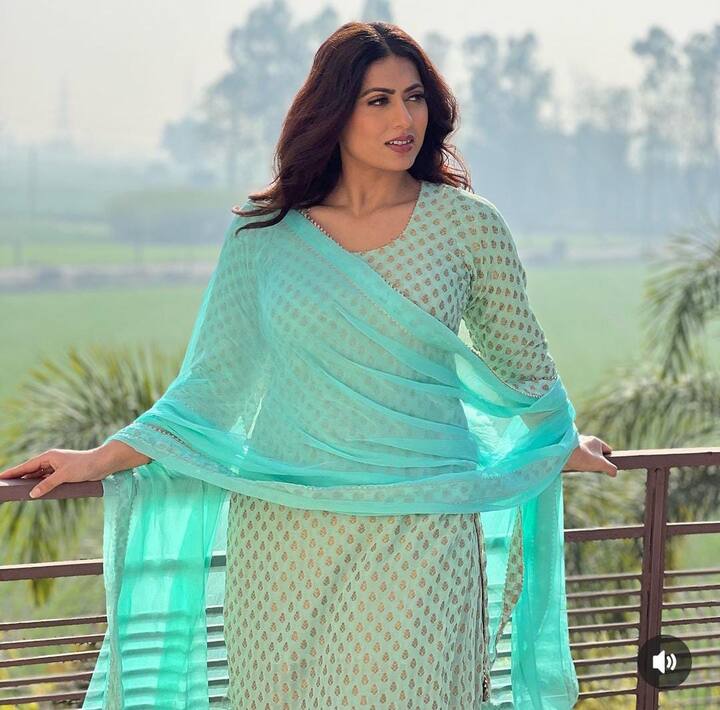 ਇਹ ਪੰਜਾਬੀ ਮਾਡਲ ਕੋਈ ਹੋਰ ਨਹੀਂ, ਬਲਕਿ ਹਰ ਕਿਸੇ ਦੀ ਮਨਪਸੰਦ ਕਮਲ ਖੰਗੂੜਾ ਹੈ। ਕਮਲਦੀਪ ਕੌਰ ਖੰਗੂੜਾ ਨੂੰ ਤੁਸੀਂ ਪੁਰਾਣੇ ਪੰਜਾਬੀ ਗਾਣਿਆਂ `ਚ ਕਾਫ਼ੀ ਦੇਖਿਆ ਹੋਵੇਗਾ। ਇੱਕ ਸਮਾਂ ਸੀ ਜਦੋਂ ਇਹ ਮਾਡਲ ਪੰਜਾਬੀ ਇੰਡਸਟਰੀ ਤੇ ਰਾਜ ਕਰਦੀ ਸੀ।