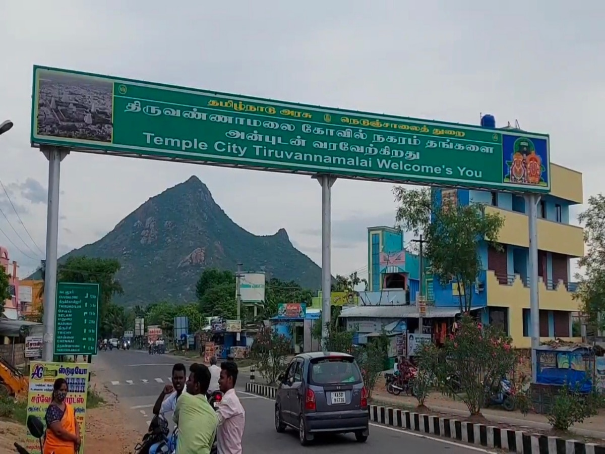 அமைச்சர் பேச்சை கேட்காமல் செல்போனில் மூழ்கிய வட்டார போக்குவரத்து அலுவலர் - ஆய்வுக்கூட்டத்தில் அலட்சியம்