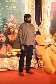 Merry Christmas Event Pics: पैरों में चप्पल पहनकर ‘मैरी क्रिसमस’ के इवेंट में पहुंचे विजय सेतुपति, रेड ड्रेस में कैटरीना ने ढाया कहर, देखें तस्वीरें