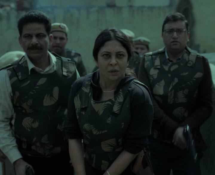 दिल्ली गैंग रेप पर आधारिक वेब सीरीज 'दिल्ली क्राइम' में शेफाली शाह का काफी अभिनय देखने को मिला था. डीसीपी वर्तिका चतुर्वेदी के रोल में शेफाली शाह खूब जंची थी. इस वेब सीरीज को आप नेटफ्लिक्स पर देख सकते हैं.