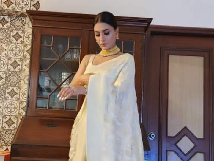 Pavitra Punia treated fans with pictures in an ivory-coloured saree looking her stunning best; check out pics