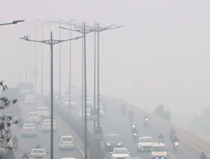 यूपी के गाजियाबाद, नोएडा, मेरठ में भीषण सर्दी के साथ ही शीतलहर चल रही है. यहां सुबह-शाम घना कोहरा देखने को मिल रहा है.
