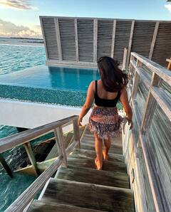 Eesha Rebba Photos : బుల్లి స్కర్ట్ వేసుకుని.. సన్​సెట్​లో ఎంజాయ్ చేస్తున్న ఈషా రెబ్బా