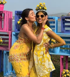 Karan-Tejasswi Pics: दोस्त की  हल्दी में लवबर्ड करण कुंद्रा-तेजस्वी प्रकाश ने मचाया धमाल, येलो साड़ी में बॉयफ्रेंड के साथ पोज देती दिखीं एक्ट्रेस