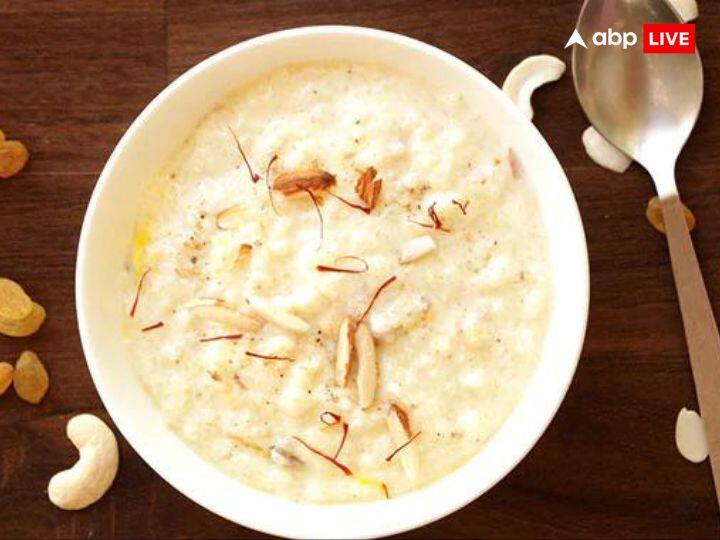 मां लक्ष्मी जी के लिए शुक्रवार के दिन जब खीर बनाएं तो उसमें किशमिश, चारोली, मखाने और काजू जरुर मिलाएं.