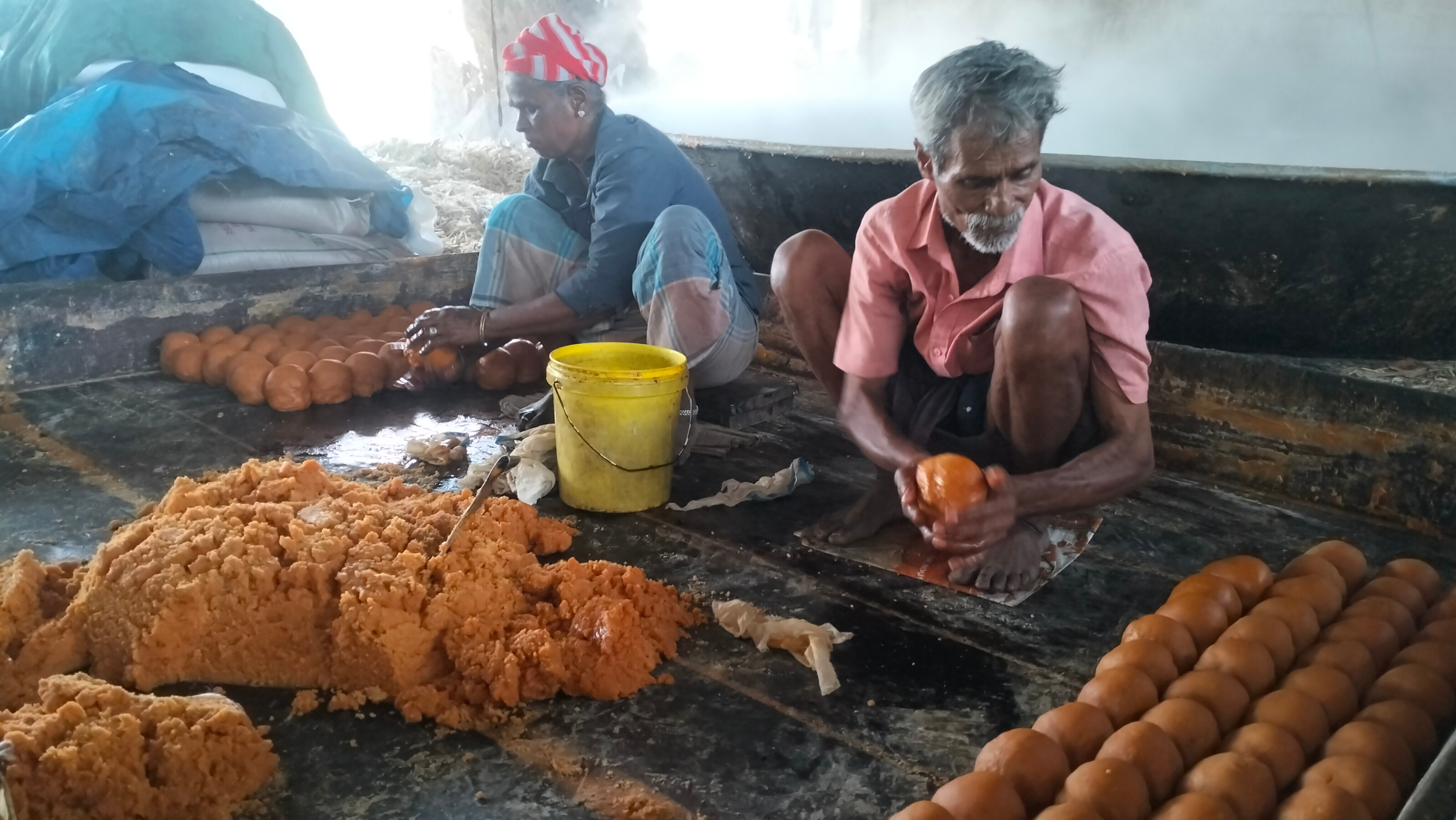 பொங்கல் தொகுப்பில்  இடம்பெறாத உருண்டை வெல்லம்; மிகுந்த ஏமாற்றத்தில் உற்பத்தியாளர்கள்