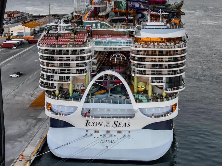 आइकॉन ऑफ द सीज की भव्यता का अंदाजा इस बात से लगाया जा सकता है कि यह इंटरनल वॉल्यूम के मामले में टाइटैनिक से भी पांच गुना बड़ा है. वहीं, लंबाई के मामले में टाइटैनिक से 35 फीसदी ज्यादा लंबा है. आइकॉन ऑफ द सीज़, 27 जनवरी को होने वाले अपने मेगा डेब्यू से पहले समुद्र में उतर चुका है.