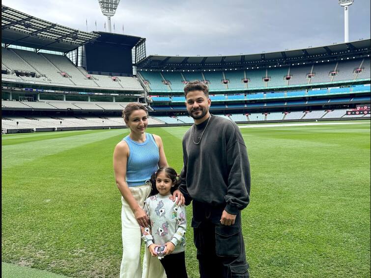 soha-ali-khan-and-kunal-kemmu-on-melbourne-cricket-ground Soha Ali Khan: મેલબોર્ન ક્રિકેટ ગ્રાઉન્ડ પર પતિ સાથે પહોંચી સોહા અલી ખાન,ઐતિહાસિક મેદાન સાથે અભિનેત્રીને છે ખાસ કનેક્શન