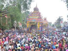 தேரில் எழுந்தருளிய மீனாட்சியம்மன்.. வடம் பிடித்து இழுத்த பெண் பக்தர்கள்!